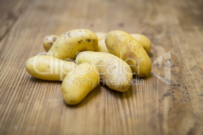 Haufen Kartoffel auf Holzplatte
