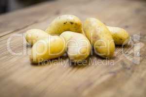 Haufen Kartoffel auf Holzplatte
