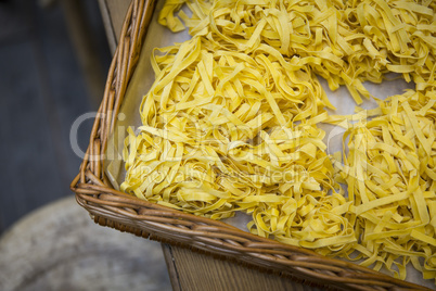 Nudeln und Pasta in einem Korb