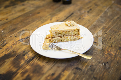Stück Kuchen mit Teller und Gabel