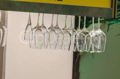Gläser hängen in einer Bar