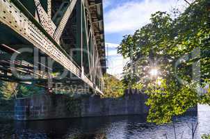 Sonnenlicht, Eisenbahnbrücke, Fluss