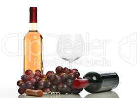 Verschiedene Weine und Weintrauben