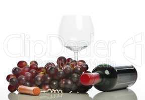 Rotwein mit Glas und Weintrauben