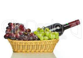 Rotwein und Trauben im Korb