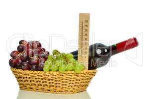 Rotwein mit Weintrauben im Korb