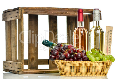 Holzkiste mit verschiedenen Weinsorten