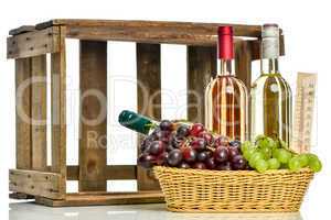 Holzkiste mit verschiedenen Weinsorten