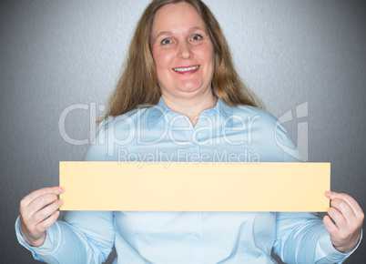 Geschäftsfrau  hält ein Schild in der Hand
