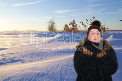 Frau in einem schwarzen Angora Pullover