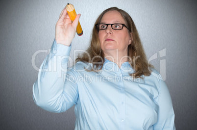 Frau mit einem Stift in der Hand