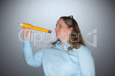 Frau mit einem Stift in der Hand