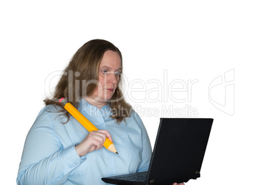 Frau mit Notebook und Stift am Arbeiten