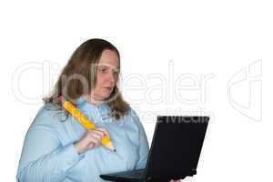 Frau mit Notebook und Stift am Arbeiten