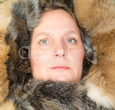 Frau in einer Pelzkapuze im Winter