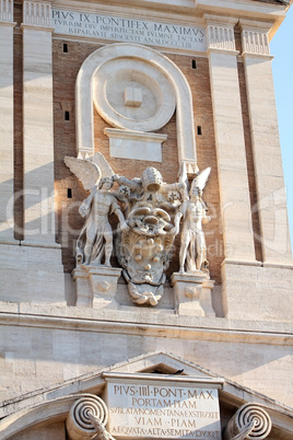 Kirchenportal in Rom
