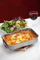 Auflaufform mit Lasagne und Salat