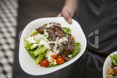 Rinderfilet mit Salat / Bedienung Restaurant