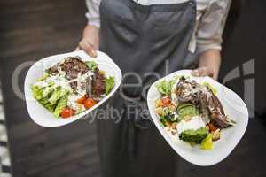 Rinderfilet mit Salat / Bedienung Restaurant