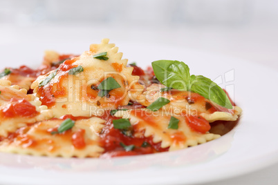 Italienische Nudeln Ravioli mit Tomaten Sauce Pasta Gericht mit
