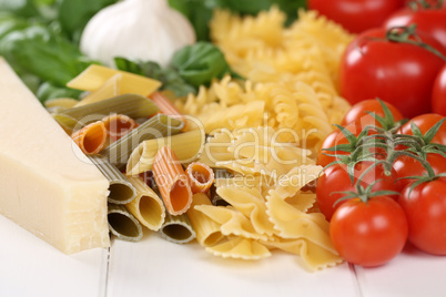 Zutaten für ein Pasta Nudel Gericht mit Tomaten, Penne, Basilik