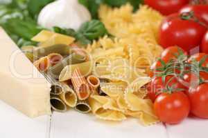 Zutaten für ein Pasta Nudel Gericht mit Tomaten, Penne, Basilik