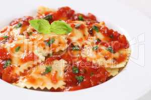 Italienische Nudeln Ravioli mit Tomaten Sauce auf Teller