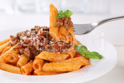 Essen Penne Rigate Bolognese oder Bolognaise Sauce Nudeln Pasta