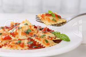 Ravioli essen mit Tomaten Sauce Gericht mit Basilikum