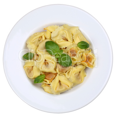 Italienische Nudeln Tortellini mit Basilikum auf Teller Freistel