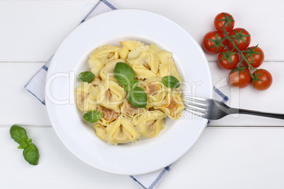 Tortellini Nudeln mit Basilikum auf Teller von oben