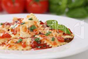 Italienische Nudeln Ravioli mit Tomaten und Basilikum Pasta Geri