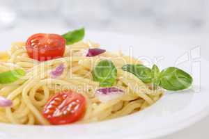 Spaghetti mit Tomaten Nudeln Pasta auf Teller