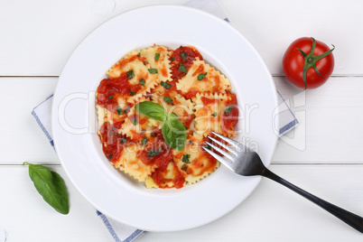 Italienische Nudeln Ravioli mit Tomaten Sauce Pasta Gericht mit