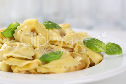 Tortellini Nudeln mit Basilikum auf Teller