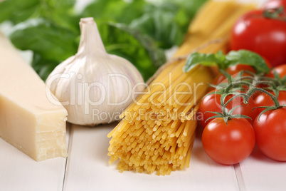 Zutaten für ein Spaghetti Pasta Nudel Gericht mit Tomaten, Basi