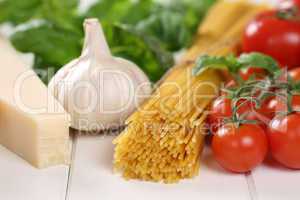 Zutaten für ein Spaghetti Pasta Nudel Gericht mit Tomaten, Basi