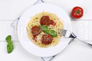 Spaghetti mit Hackfleischbällchen Nudeln Pasta Gericht von oben