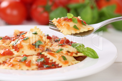 Ravioli Nudeln essen mit Tomaten Sauce Pasta Gericht mit Basilik