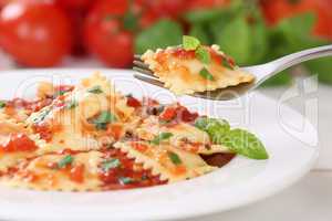 Ravioli Nudeln essen mit Tomaten Sauce Pasta Gericht mit Basilik
