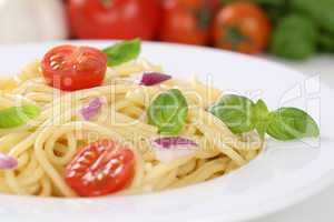 Spaghetti Nudeln Pasta mit Tomaten und Basilikum auf Teller