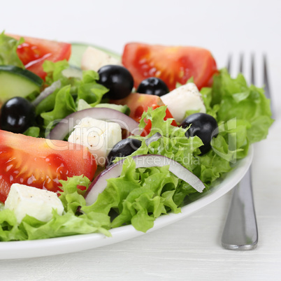 Griechischer Salat essen mit Tomaten, Feta Käse und Oliven in S