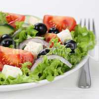 Griechischer Salat essen mit Tomaten, Feta Käse und Oliven in S