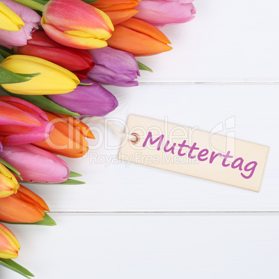 Bunte Tulpen Blumen zum Muttertag mit Grußkarte