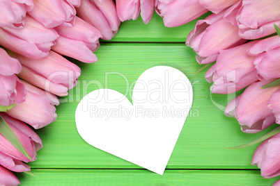 Tulpen Blumen mit Herz als Liebe zum Muttertag oder Valentinstag