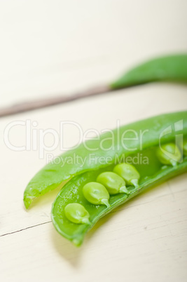 hearthy fresh green peas