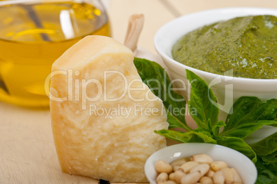 Italian basil pesto sauce ingredients