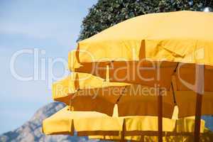 Gelber Sonnenschirm