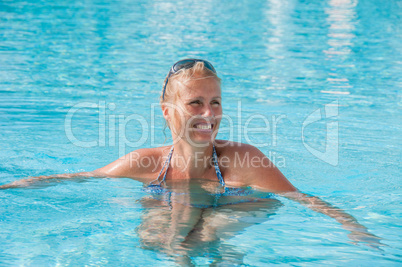 Junge blonde Frau im Pool