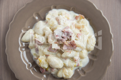 Gnocchi im creminger Käsesauce mit weissem Saprgel